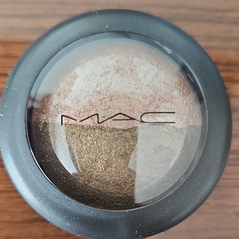 MAC Cosmetics Eyeshadow Duo In "Bright Side Gallery Gal"